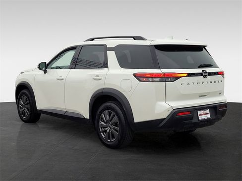 Used 2024 Nissan Pathfinder SV image 6