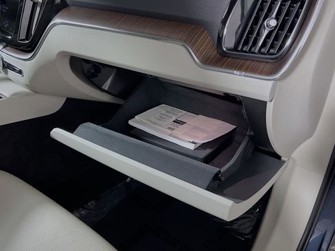 Used 2021 Volvo XC60 T5 Momentum image 35