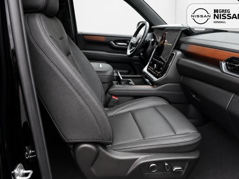 Used 2025 GMC Yukon Denali RWD image 10