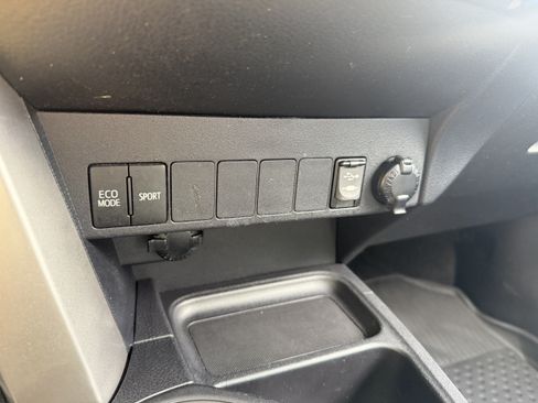 Used 2017 Toyota RAV4 XLE FWD image 39