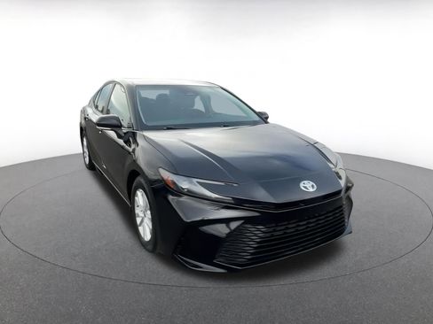 Used 2025 Toyota Camry LE image 3