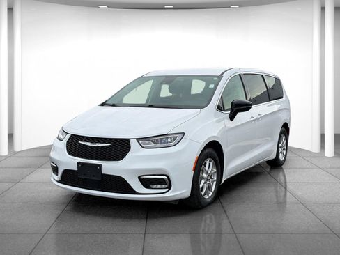 Used 2024 Chrysler Pacifica Touring-L image 3