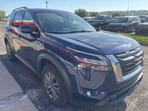 Used 2025 Nissan Pathfinder SV AWD/4WD image 3