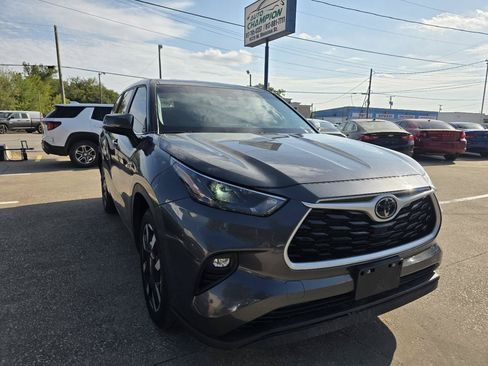 Used 2025 Toyota Highlander LE FWD image 23