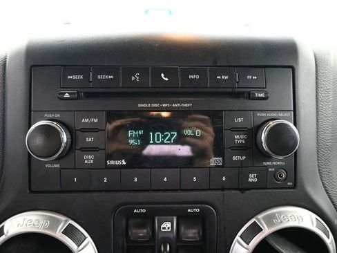 Used 2017 Jeep Wrangler Unlimited Rubicon w/ Connectivity Group image 23