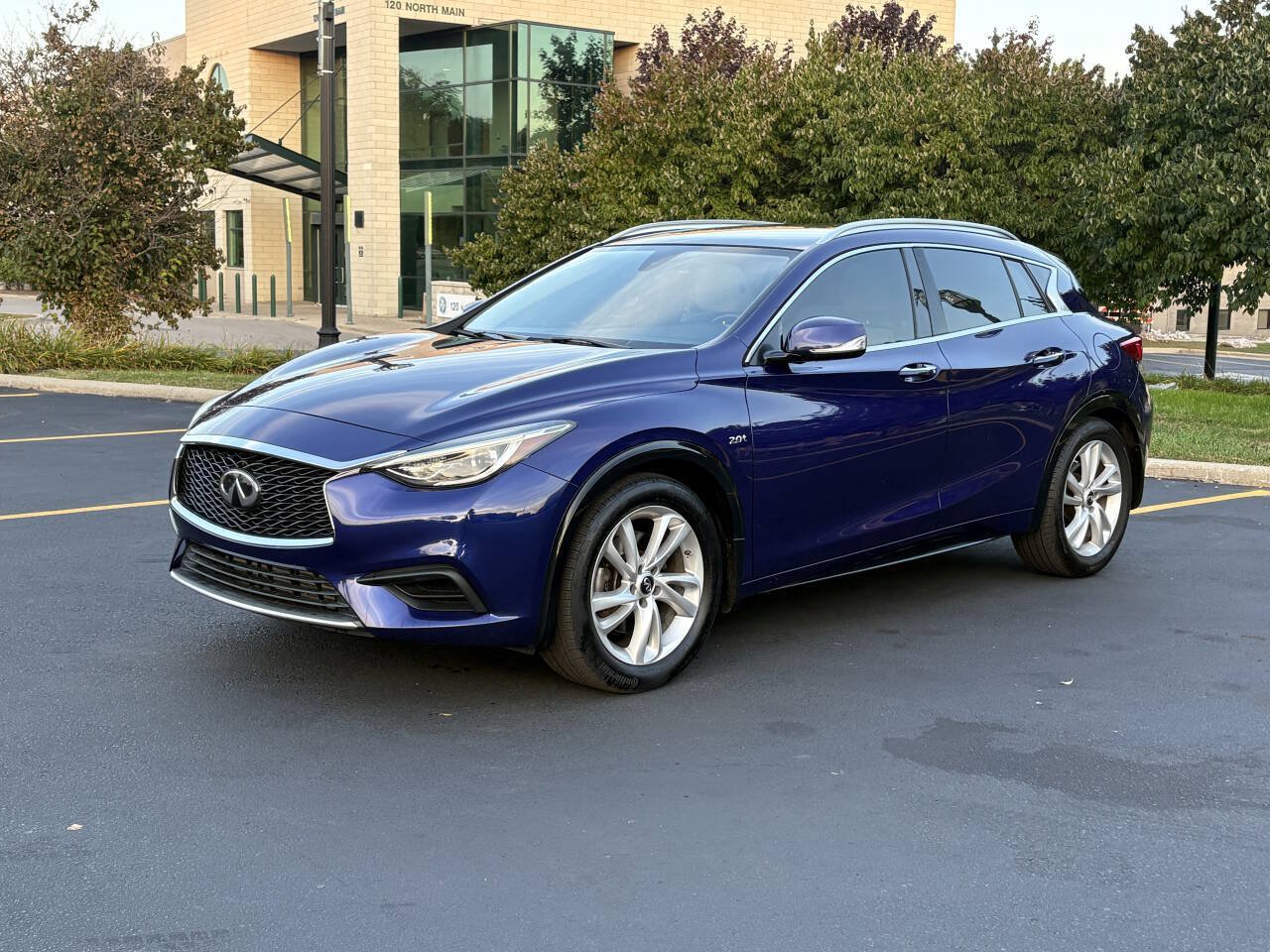 Used 2018 INFINITI QX30 FWD image 1