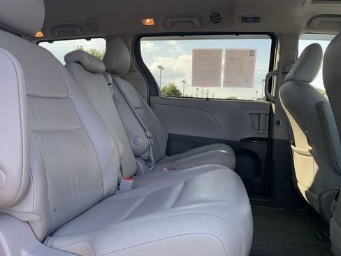 Used 2017 Toyota Sienna XLE w/ XLE Navigation Package FWD image 34
