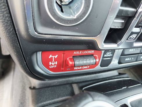 Used 2024 Jeep Gladiator Mojave AWD/4WD image 37