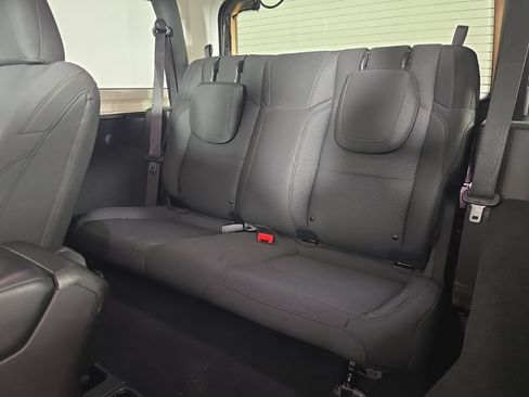 Used 2022 Jeep Wrangler Sport AWD/4WD image 12