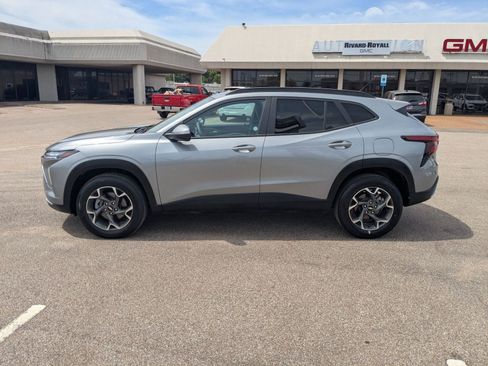 Certified 2024 Chevrolet Trax LT image 2