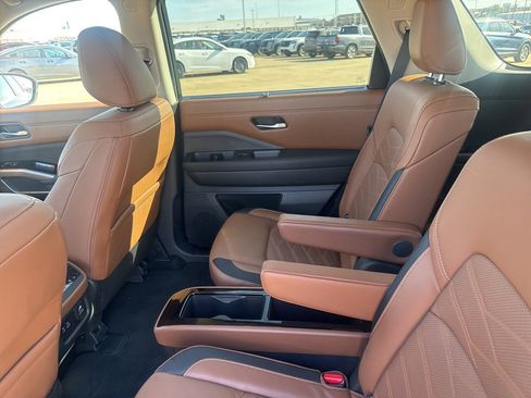 Used 2025 Nissan Pathfinder Platinum image 41