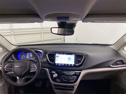Used 2024 Chrysler Pacifica Touring-L image 12