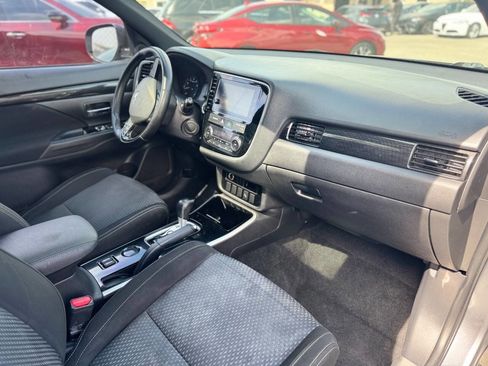 Used 2018 Mitsubishi Outlander SE image 23