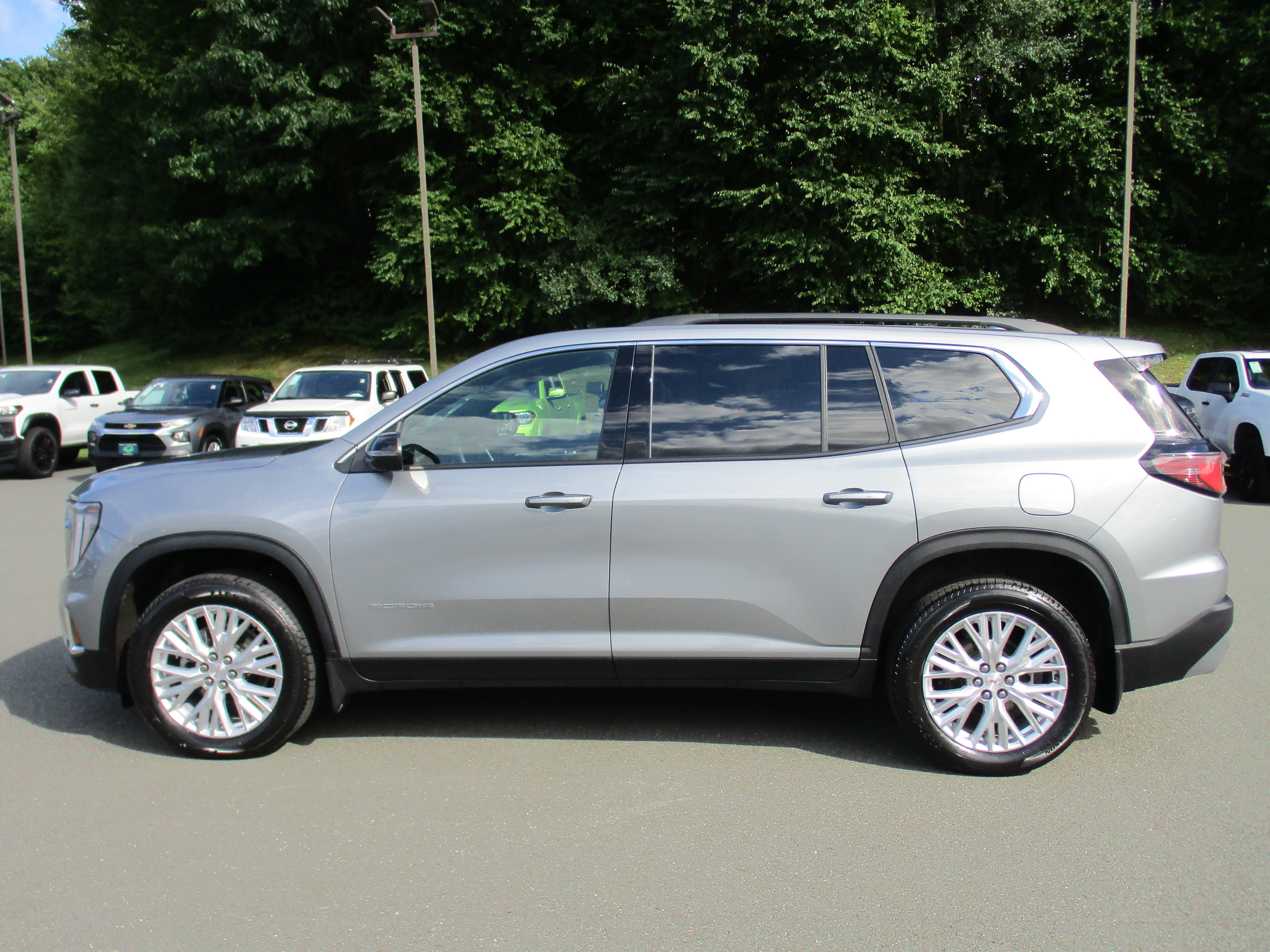 Certified 2025 GMC Acadia Elevation w/ Elevation Premium Package AWD/4WD image 8