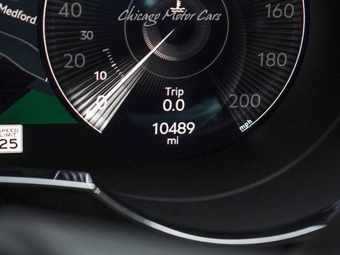 Used 2023 Bentley Bentayga Plug-In Hybrid image 12