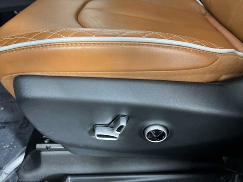 Used 2025 Chrysler Pacifica Pinnacle FWD image 9