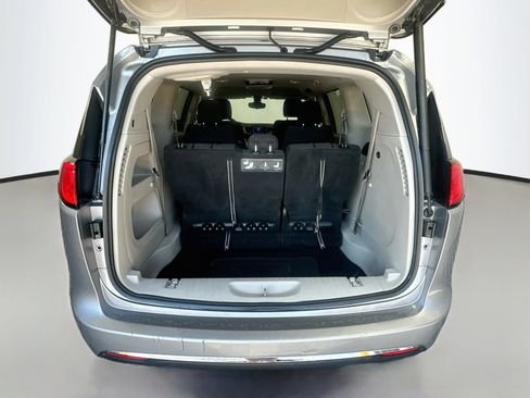 Used 2017 Chrysler Pacifica Touring Plus w/ Tire & Wheel Group FWD image 24
