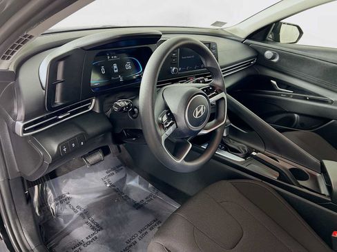 Certified 2025 Hyundai Elantra SE FWD image 9