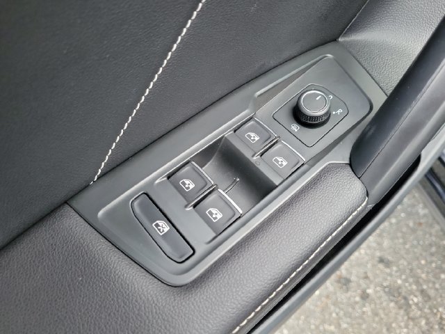 Used 2024 Volkswagen Tiguan SE w/ Panoramic Sunroof Package FWD image 15