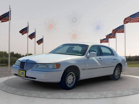 Used 2001 Lincoln Town Car Cartier RWD image 1