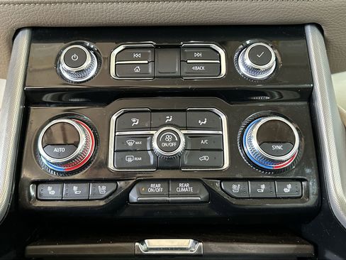 Used 2023 GMC Yukon XL Denali image 17