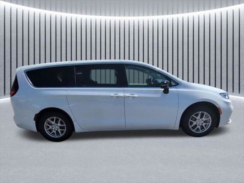 Certified 2024 Chrysler Pacifica Touring-L FWD image 16