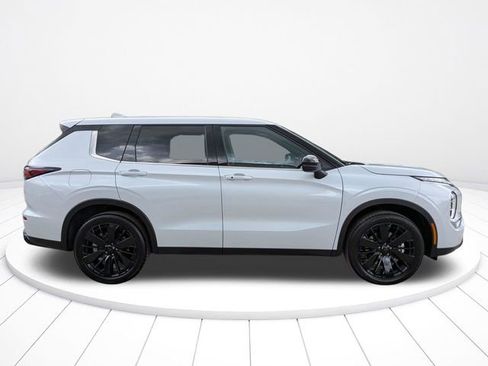 New 2026 Mitsubishi Outlander SE FWD image 3