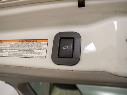 Used 2017 Toyota Sienna SE Premium image 6