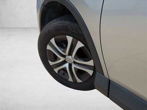 Used 2018 Toyota RAV4 LE FWD image 10