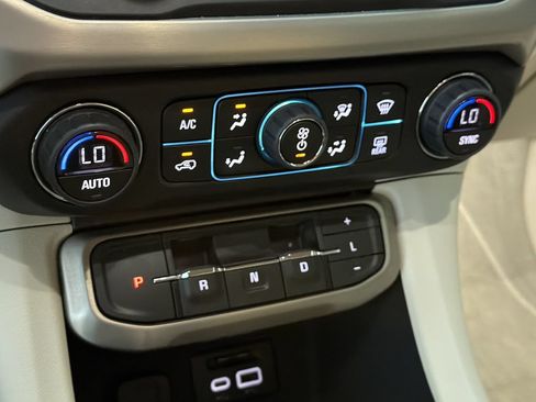 Certified 2022 GMC Acadia Denali w/ Denali Technology Package AWD/4WD image 24