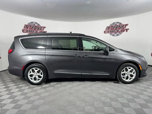 Used 2017 Chrysler Pacifica Touring-L w/ Tire & Wheel Group image 8