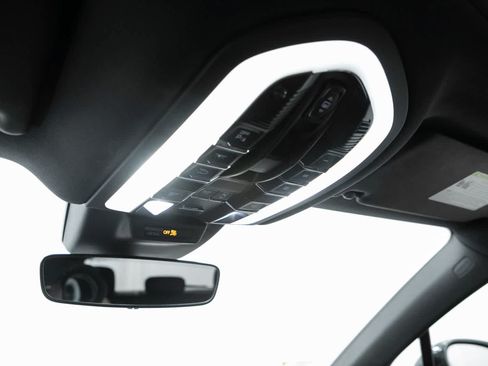 Certified 2026 Porsche Macan AWD/4WD image 33