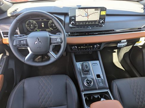 Used 2025 Mitsubishi Outlander 4WD Plug-In Hybrid image 32