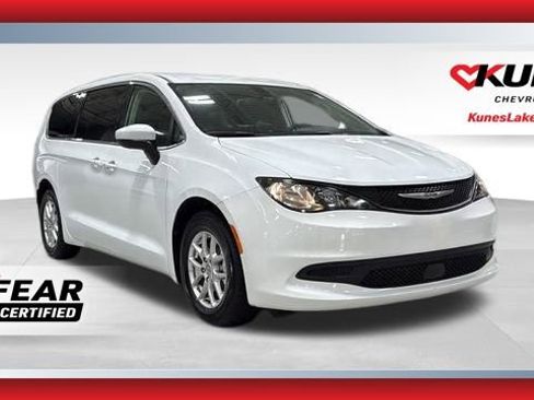 Used 2022 Chrysler Voyager LX image 1