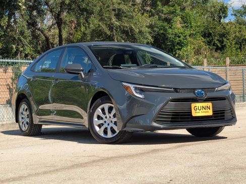 Used 2024 Toyota Corolla LE image 2