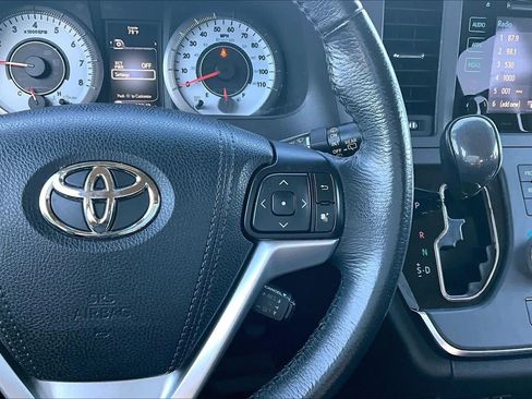 Certified 2017 Toyota Sienna SE Premium FWD image 24