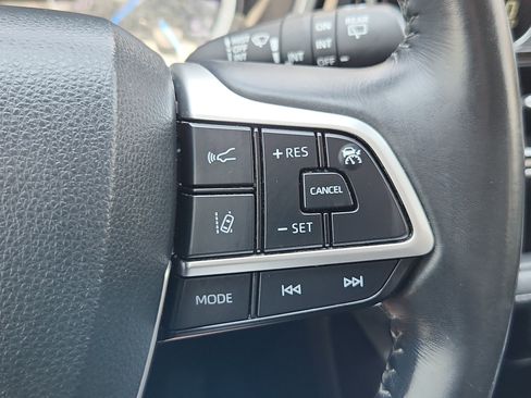 Used 2022 Toyota Highlander XLE FWD image 23