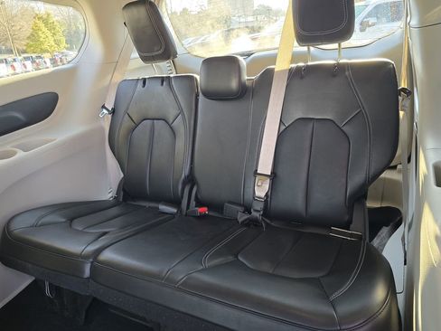 Used 2024 Chrysler Pacifica Touring-L image 8