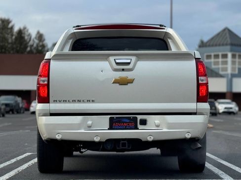 Used 2013 Chevrolet Avalanche LTZ image 10