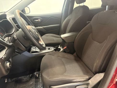 Used 2019 Jeep Cherokee Latitude w/ Popular Appearance Group image 8