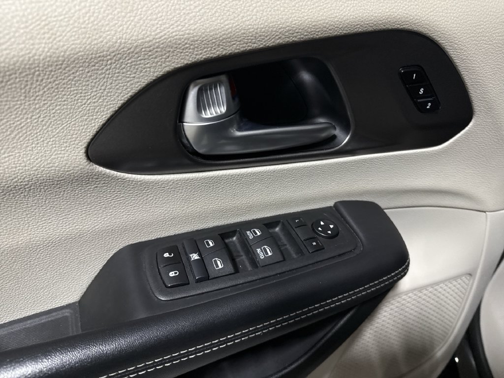 Used 2024 Chrysler Pacifica Touring-L FWD image 20