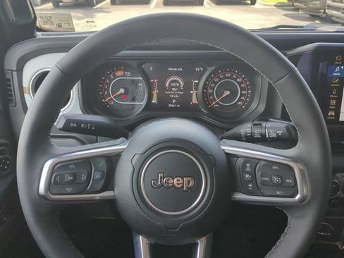 Used 2025 Jeep Wrangler Unlimited Sahara w/ Safety Group AWD/4WD image 29