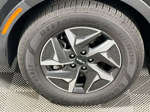 Used 2022 Kia Sorento S image 11