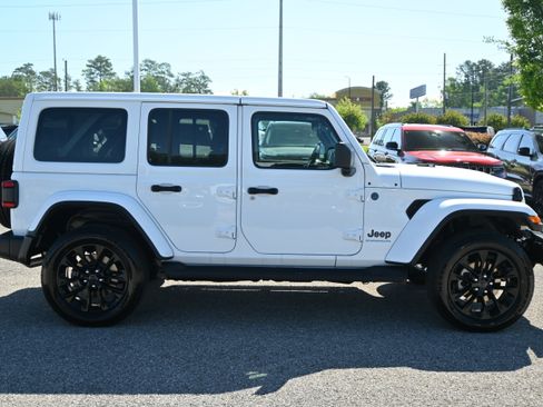 Used 2025 Jeep Wrangler Unlimited Sahara AWD/4WD image 11