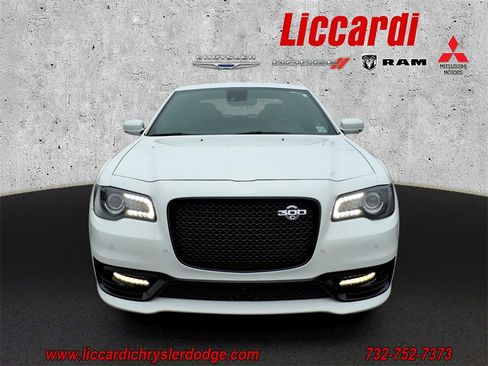 Used 2023 Chrysler 300 C image 2