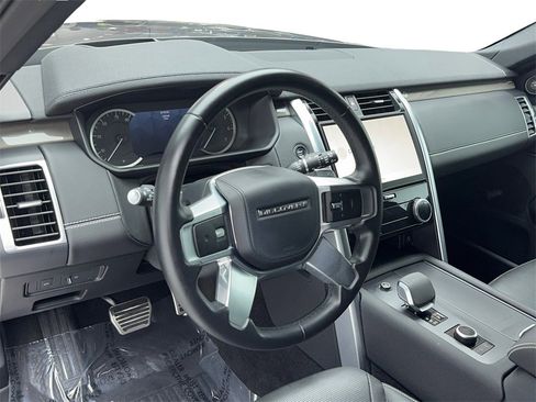 Used 2023 Land Rover Discovery Metropolitan Edition image 17