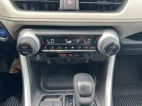 Used 2020 Toyota RAV4 XLE AWD/4WD image 17