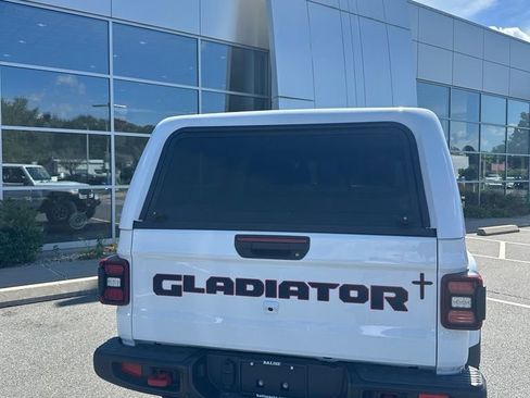 Used 2024 Jeep Gladiator Rubicon AWD/4WD image 4