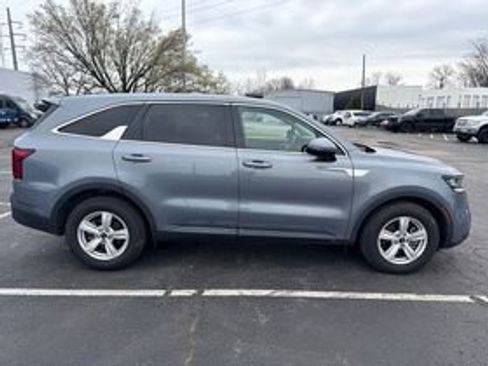 Used 2022 Kia Sorento LX image 4