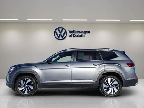 Used 2024 Volkswagen Atlas SE image 2